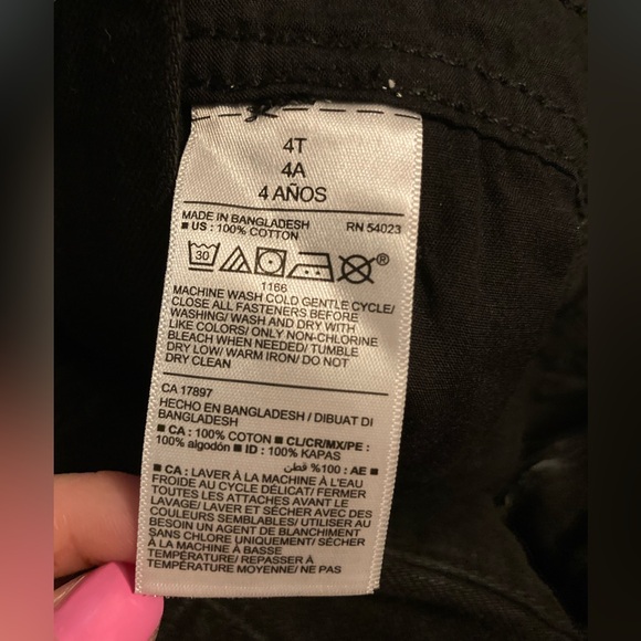 NWOTS Old Navy Black Denim Overall Shorts with Fringe Size 4T Adjustable 💯Cotton - Picture 7 of 7